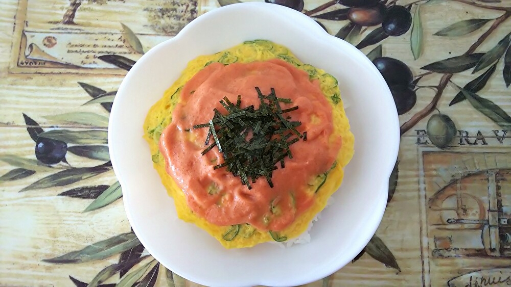 明太子ソースをたっぷりかけた玉子丼