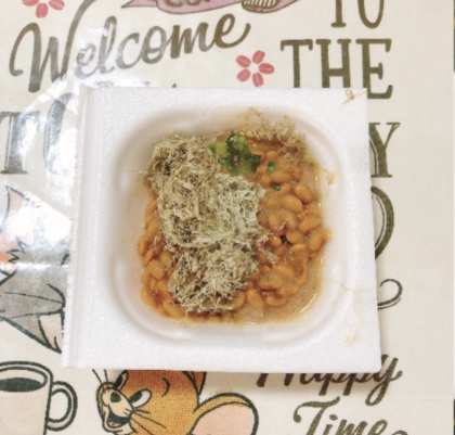 とろろ昆布とごまとねぎのキムチマヨ納豆ご飯