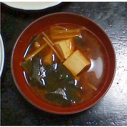 えのき・わかめ・木綿豆腐の味噌汁