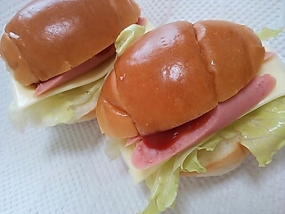 最近毎日ロールパン食べてるんですが、今日はこちらにさせていただきました～美味しい組み合わせですよね♪今日も満足ランチになりました！ごちそうさま♪ヽ(´▽｀)/