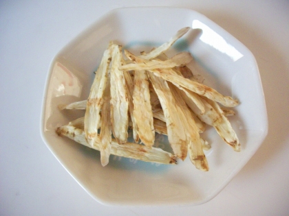 揚げないごぼうチップは、揚げないのに簡単に、ごぼうチップが、出来ちゃいますね（ニコニコ）バリバリ、パリッとして、おいしかったです。