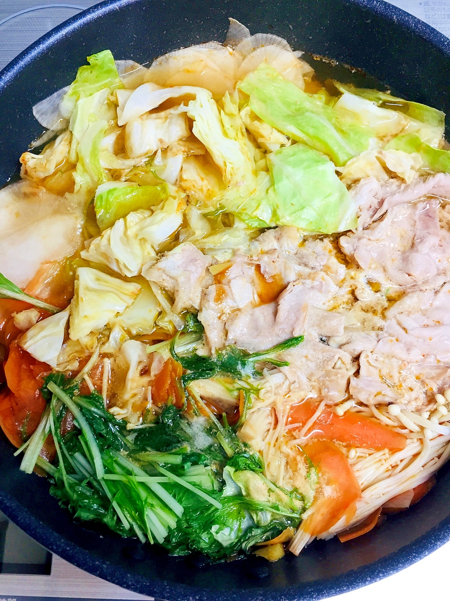 ピリ辛！豚肉ときのこと野菜たっぷり鍋
