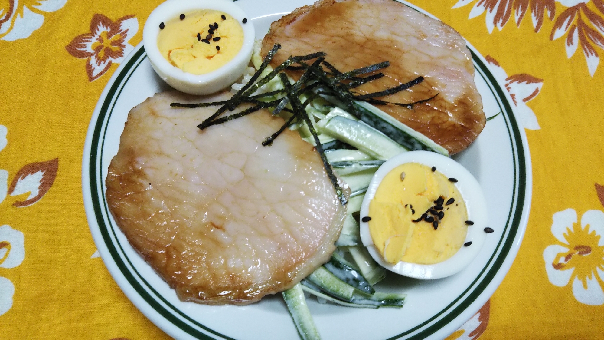 ハムのソテーとマヨきゅうりと茹で卵の丼☆