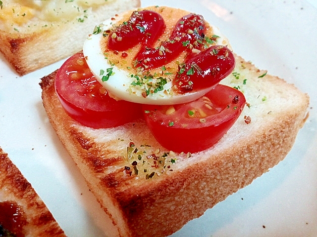 プチトマトとゆで卵のミニトースト