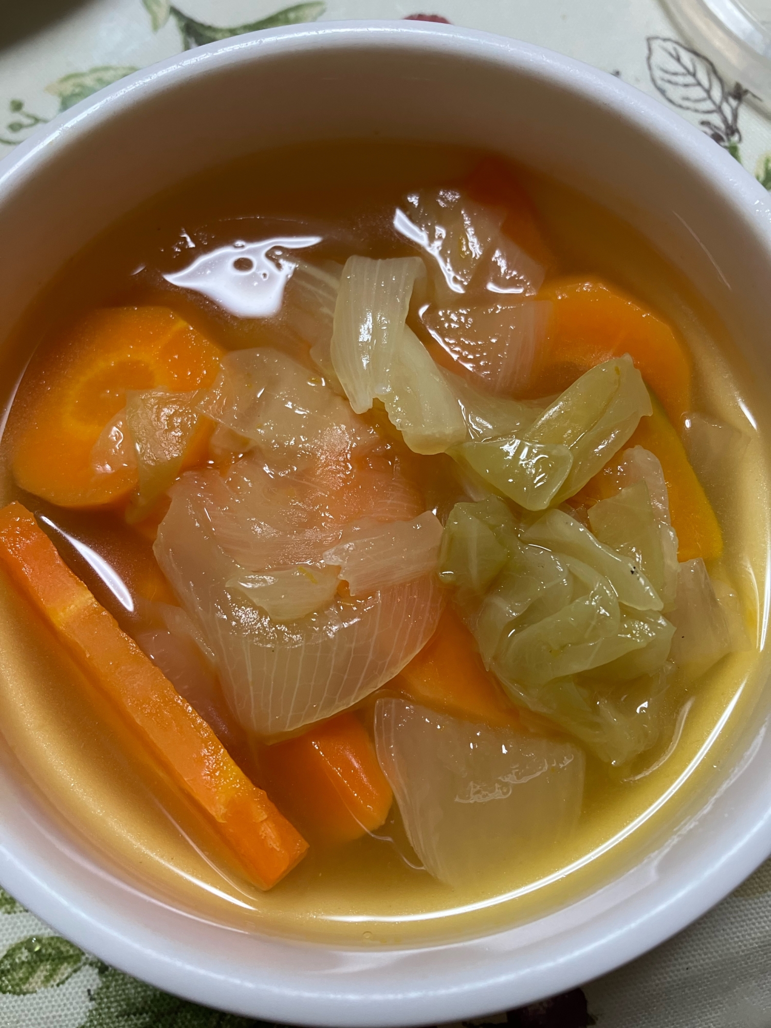 お酒といりこで旨味アップ！甘い野菜のコンソメスープ