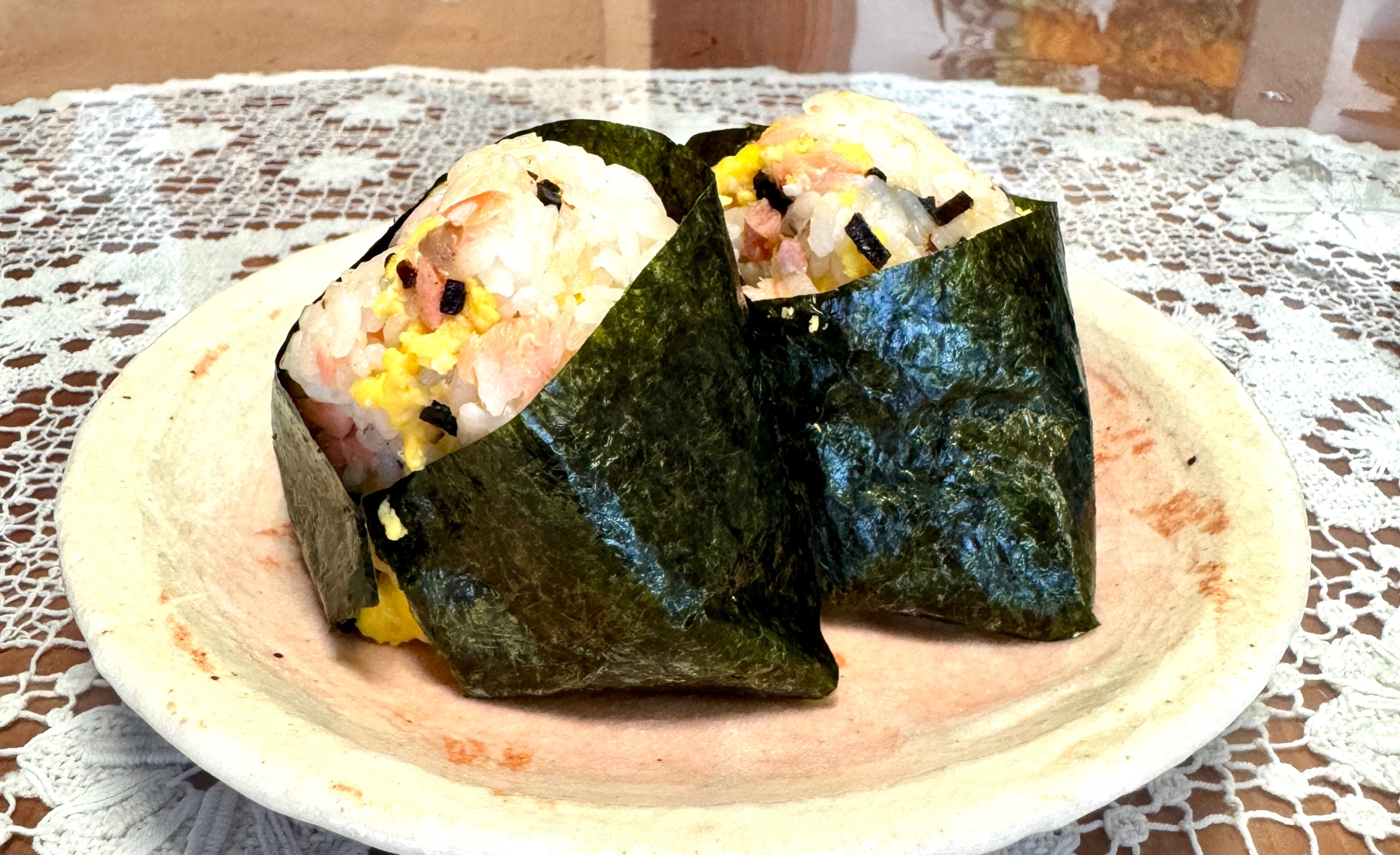 焼き鮭のほぐし身と塩昆布と炒り卵の☆おにぎり