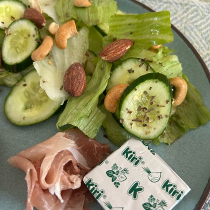 朝食☆ナッツサラダ
