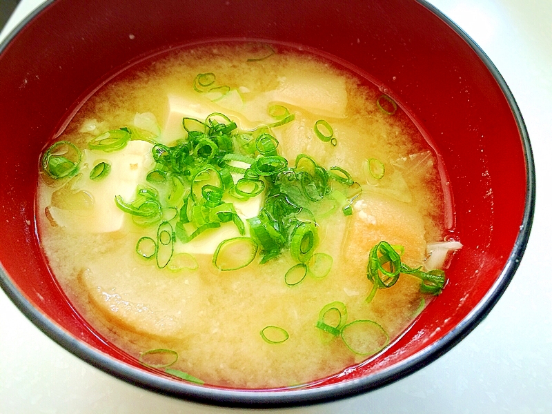 玉ねぎ　豆腐　麩の味噌汁♡