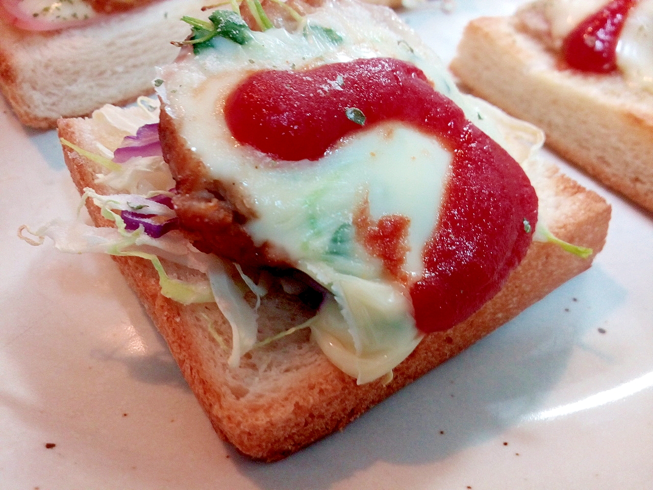 千切り野菜・ハンバーグ・かいわれ・チーズのトースト