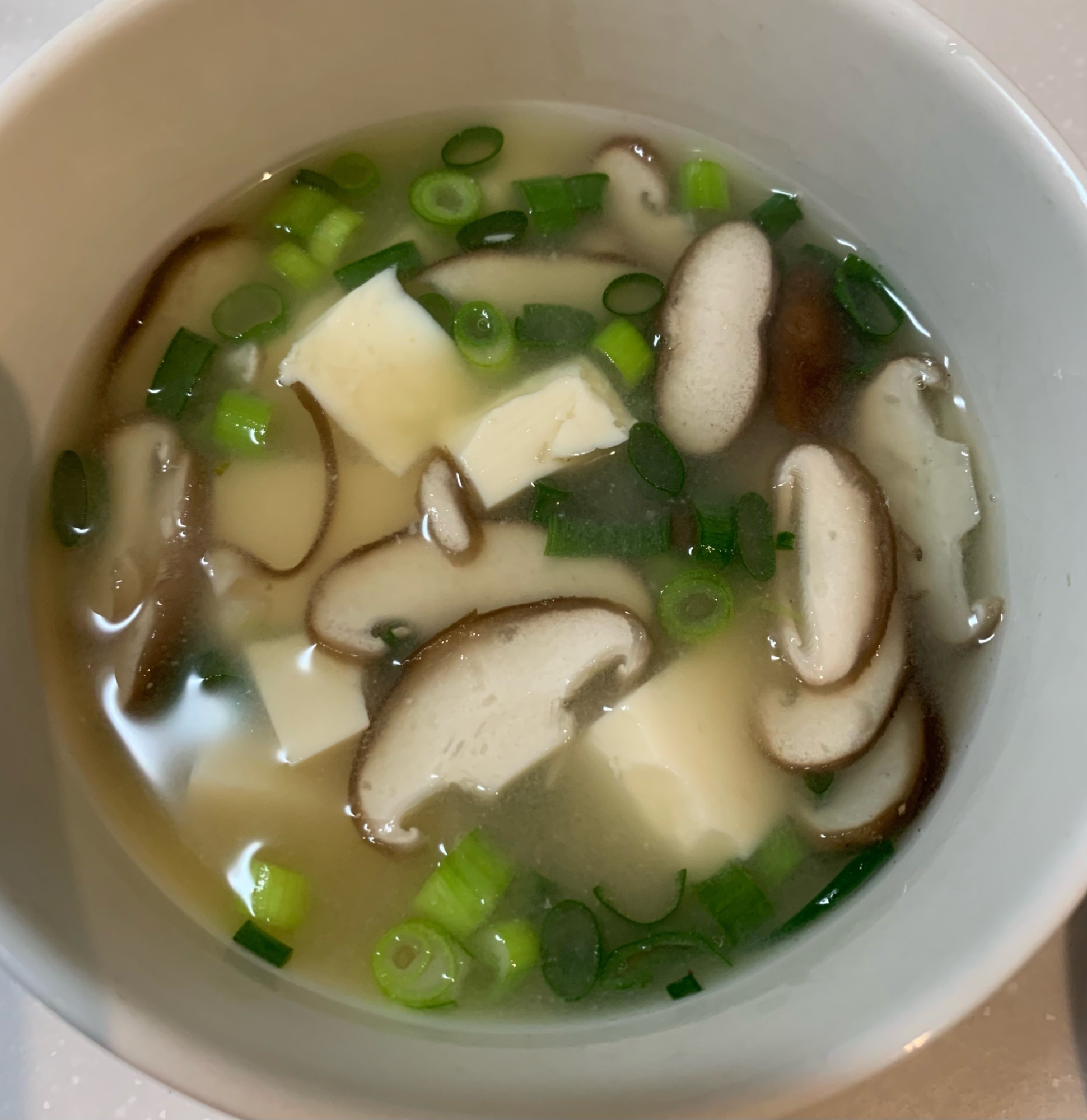 青ねぎたっぷりめ　椎茸と豆腐の味噌汁
