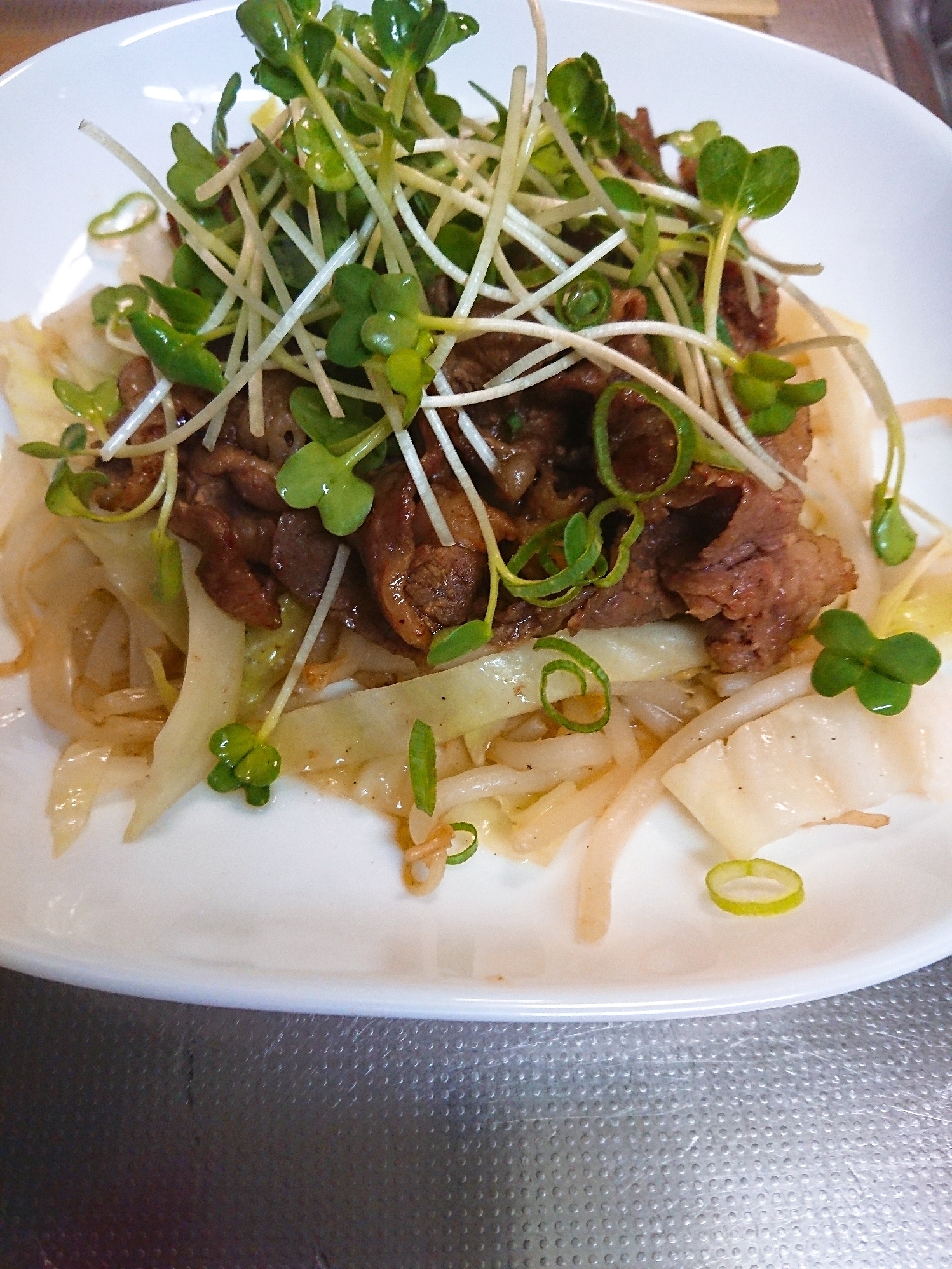 牛カルビと野菜炒めの貝割れのせ