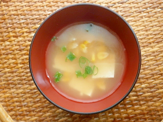 豆腐・とうもろこしの味噌汁