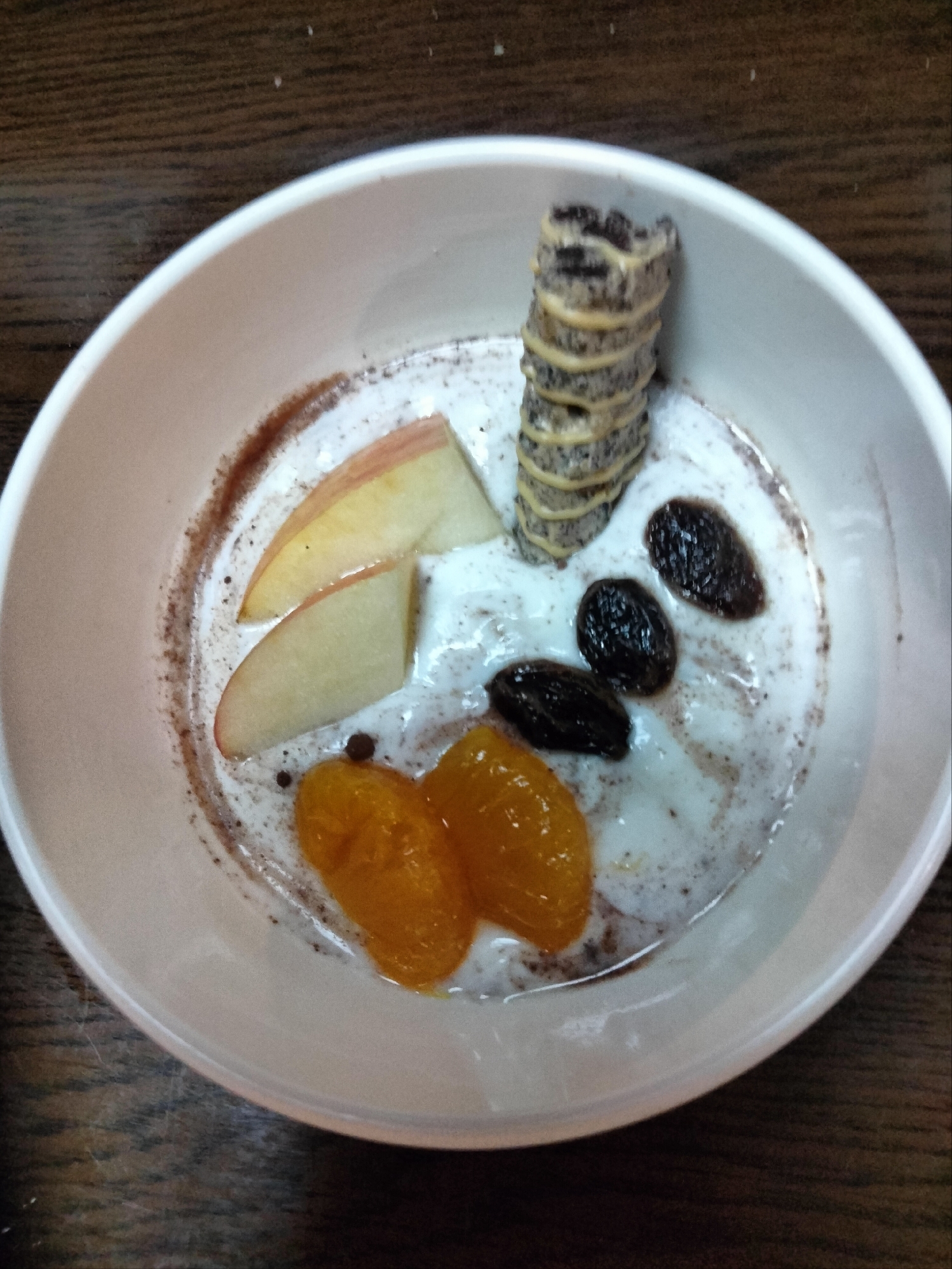 今日のヨーグルト♡ココア混ぜ林檎みかんレーズンのせ