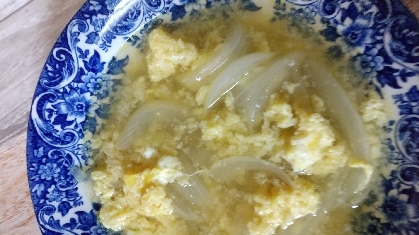 卵とあまった玉ねぎだけで作るシンプルで温まるやさしいお味のスープができました！ありがとうございます