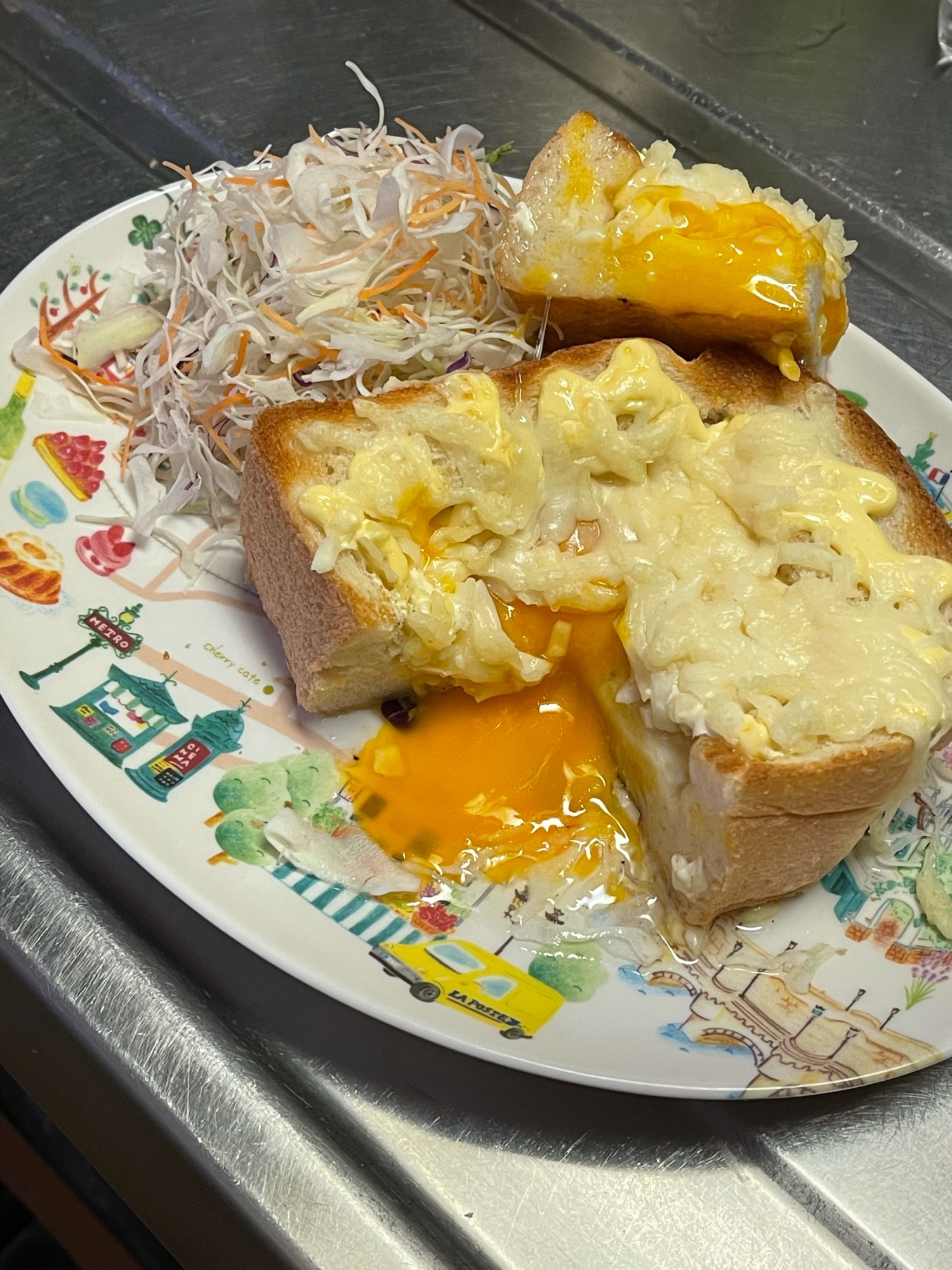 半熟卵のチーズトースト
