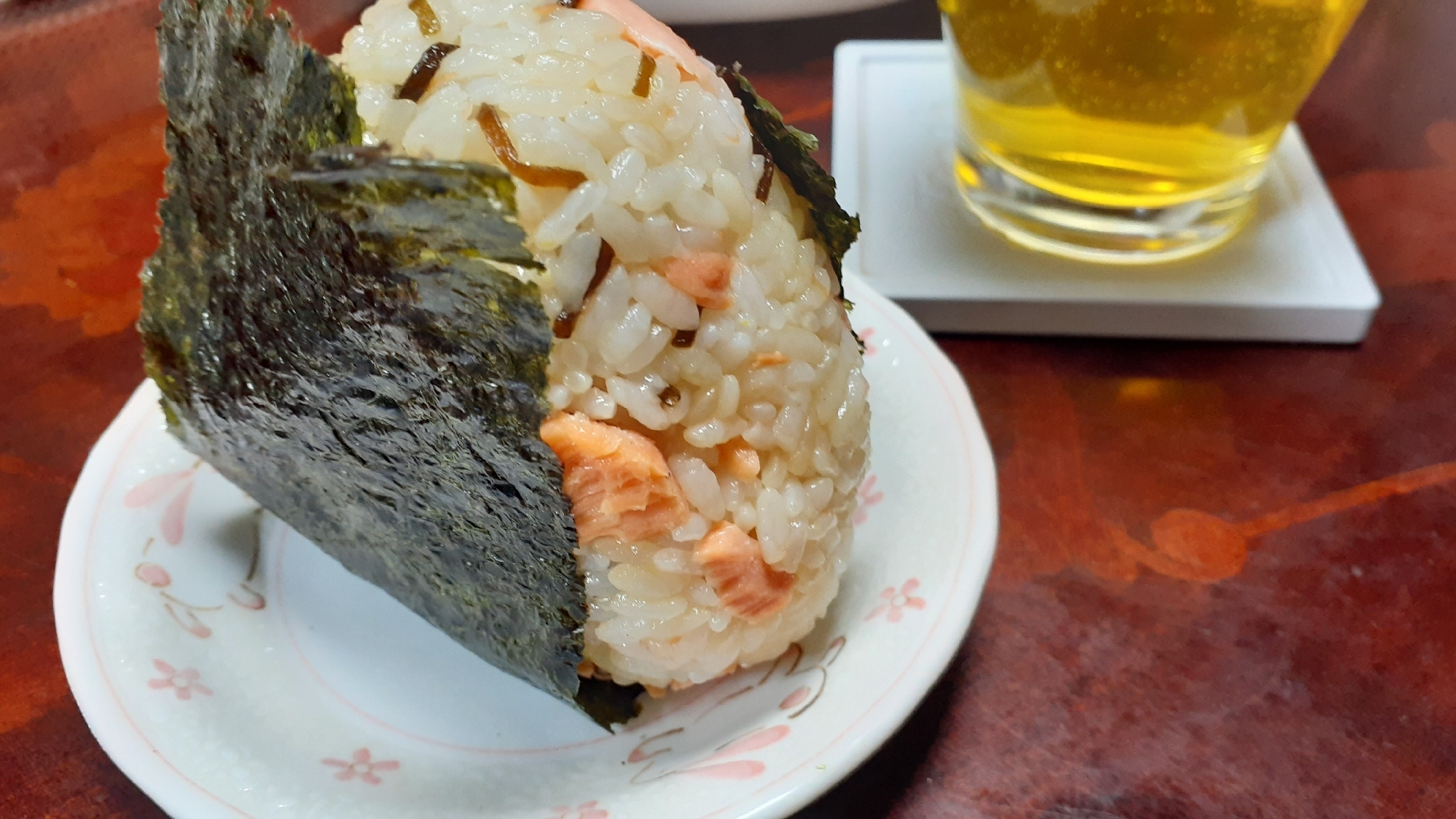 銀鮭ほぐし身と塩昆布握り飯♪