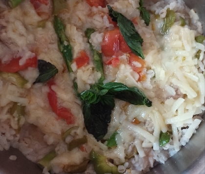 なんちゃってドリアに心がヒット！昨日のピラフを私の一人ランチの美味しいドリアにしました。❗冷凍したピラフが有るのでリピします。ごちそうさまでした！