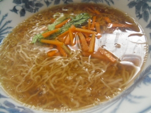 ヘルシー醤油ラーメン　野菜はシリコンスチーマーで