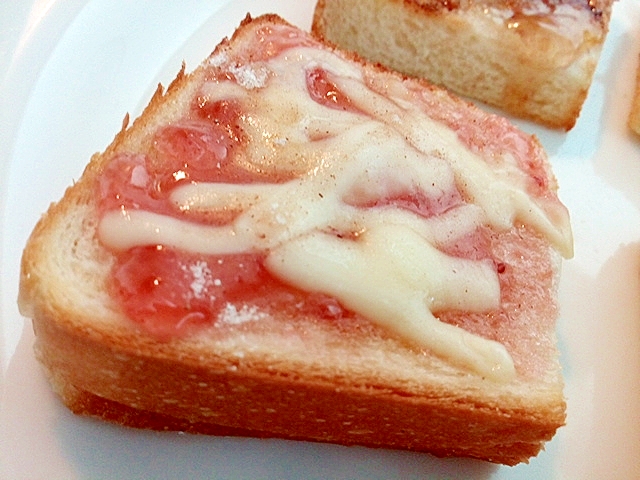 苺ジャムとチーズとキャラメルシナモンのミニトースト