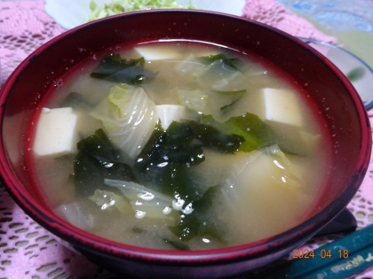 豆腐と白菜とわかめのお味噌汁