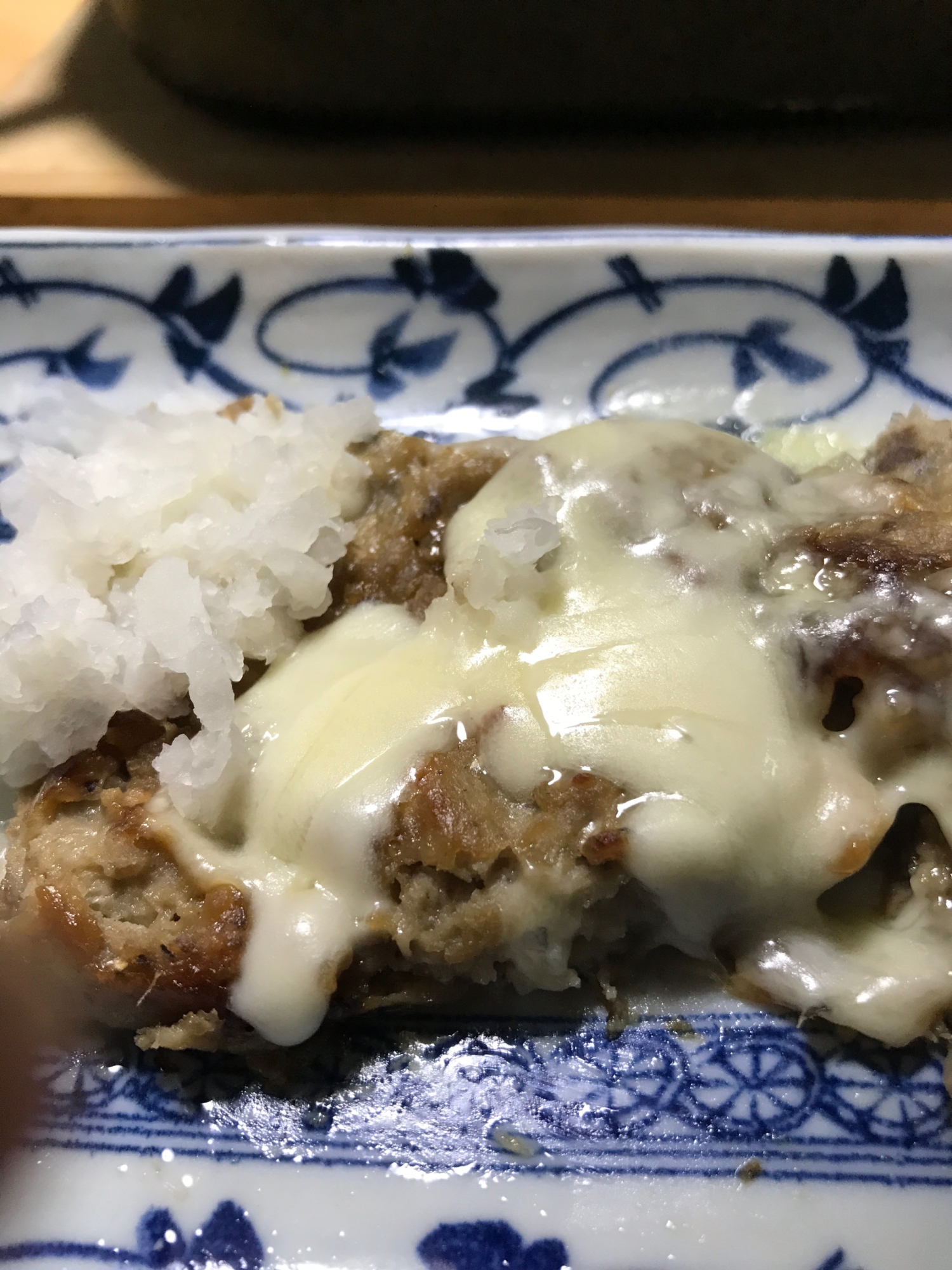 チーズ焼きハンバーグの大根おろし乗せ