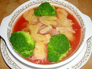 器に盛られた、里芋と大根のトマト煮