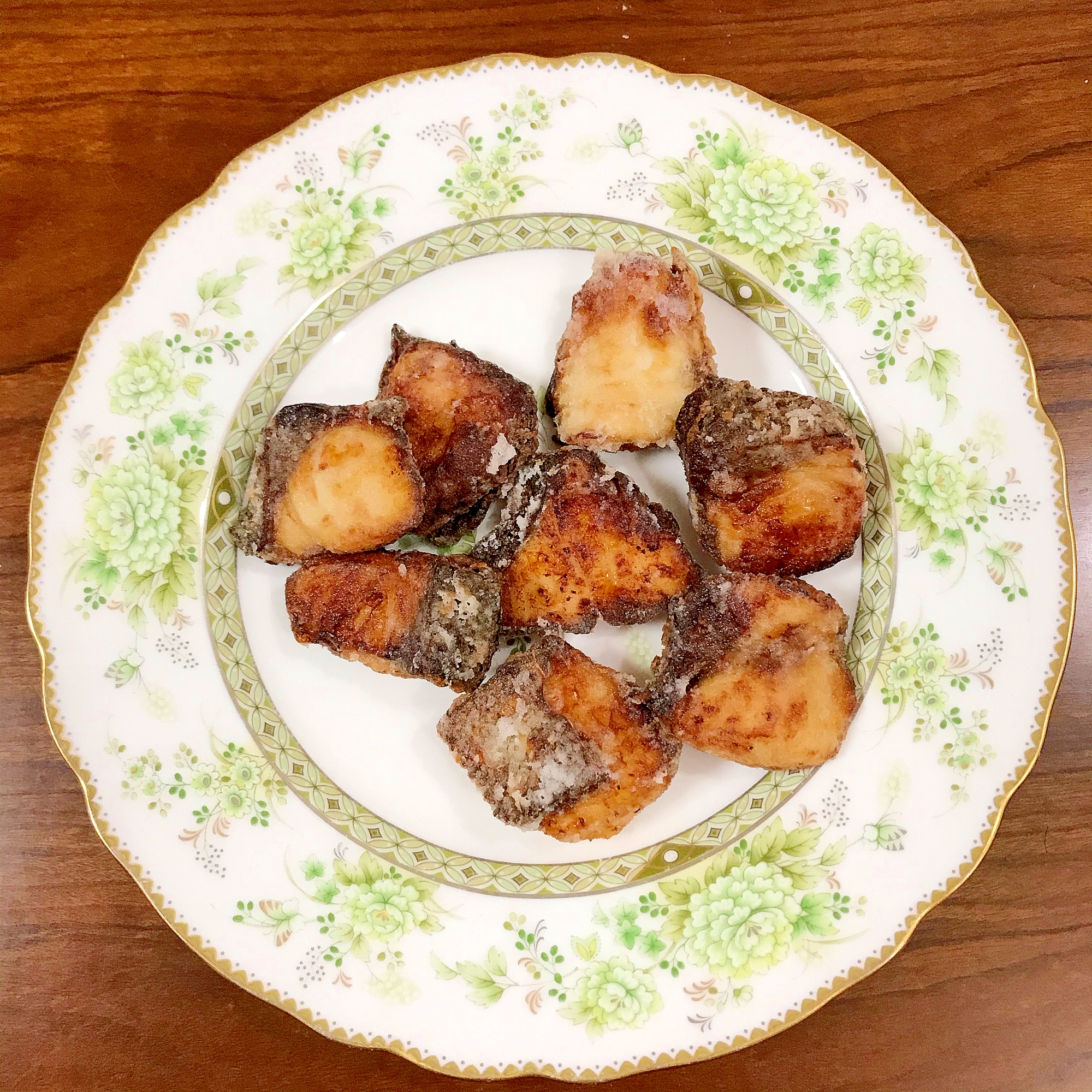 丸に花柄の皿に盛りつけられたヒラマサの竜田揚げ