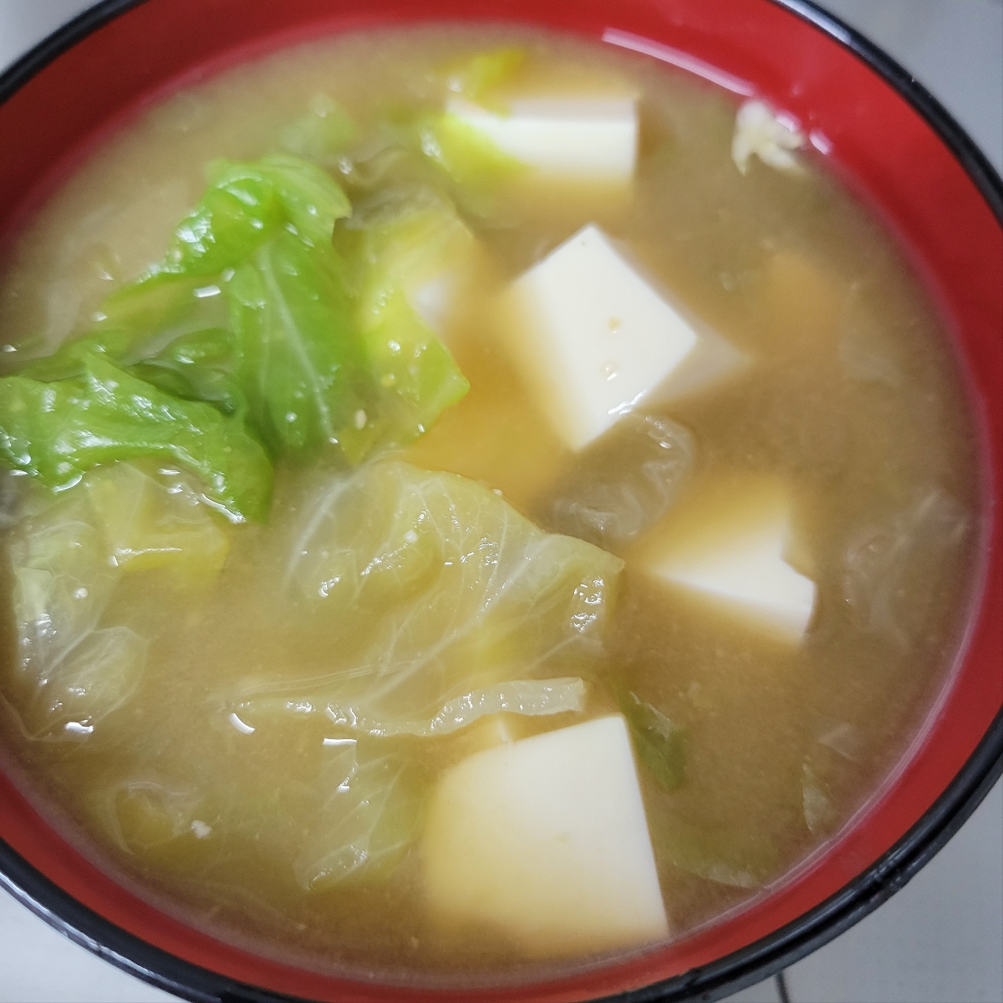 簡単！ヘルシー♪レタスと豆腐の味噌汁