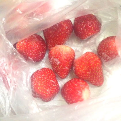 苺をそのまま綺麗に冷凍保存出来るのがいいですね〜♡ありがとうございます(^o^)/