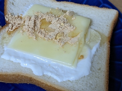 ヨーグルトとチーズときな粉のトースト