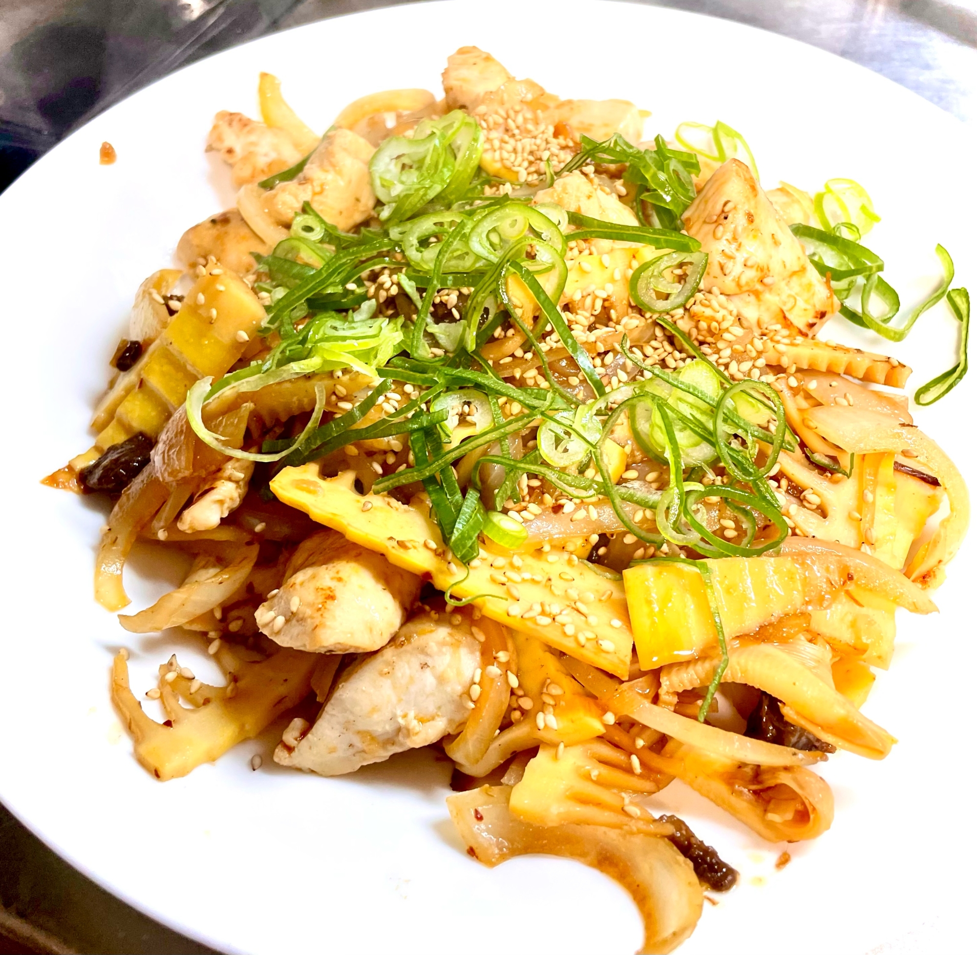 鶏むね肉のやわらかピリ辛ラー油炒め