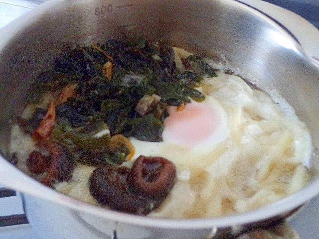 土鍋で作ろう…椎茸佃煮と半熟月見の鍋焼きうどん