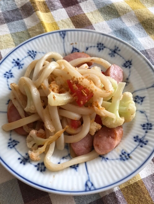 カリフラワーとトマト、ウィンナーの焼うどん