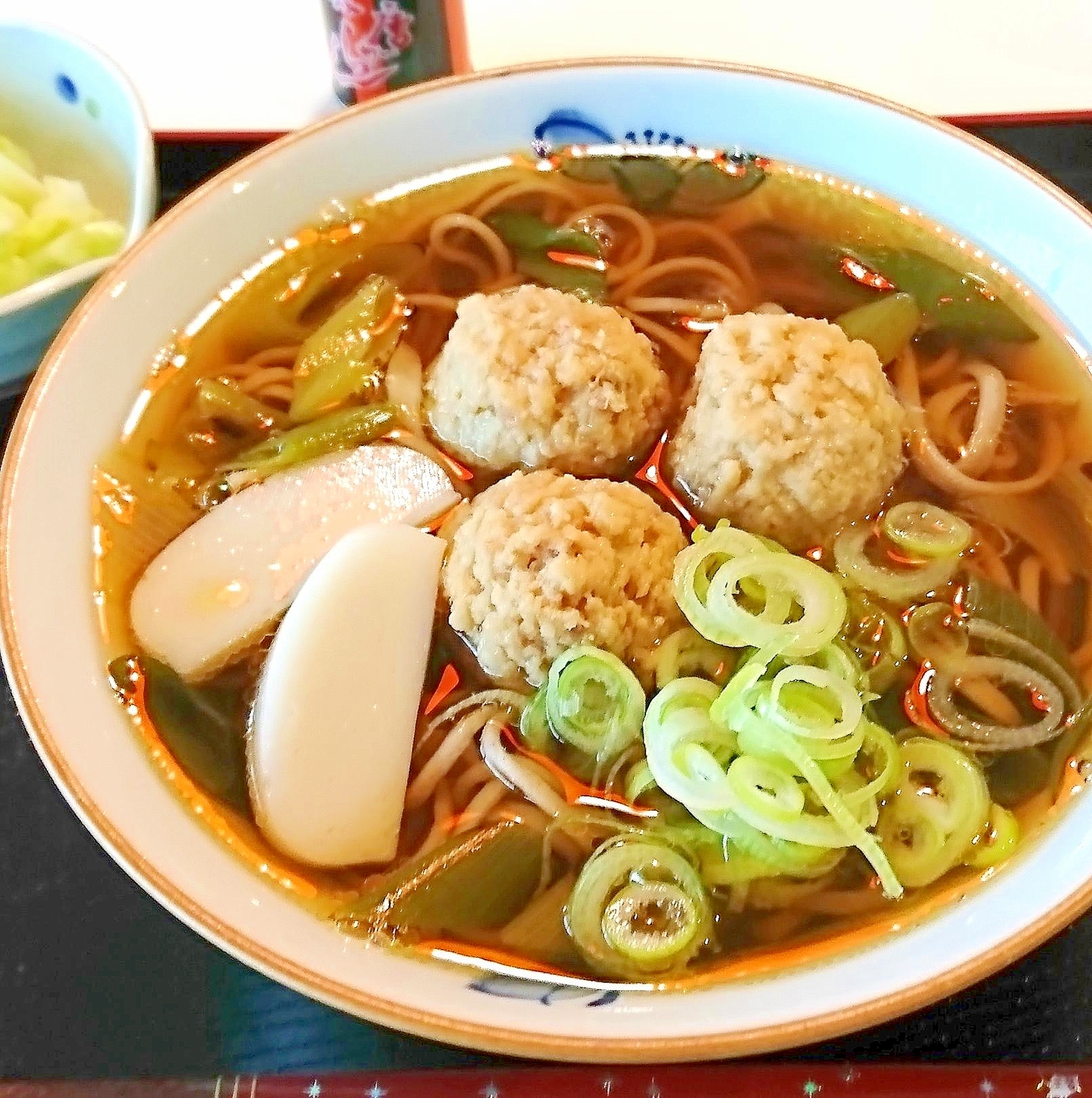 冷凍鶏団子で　炒めねぎと鶏団子のお蕎麦