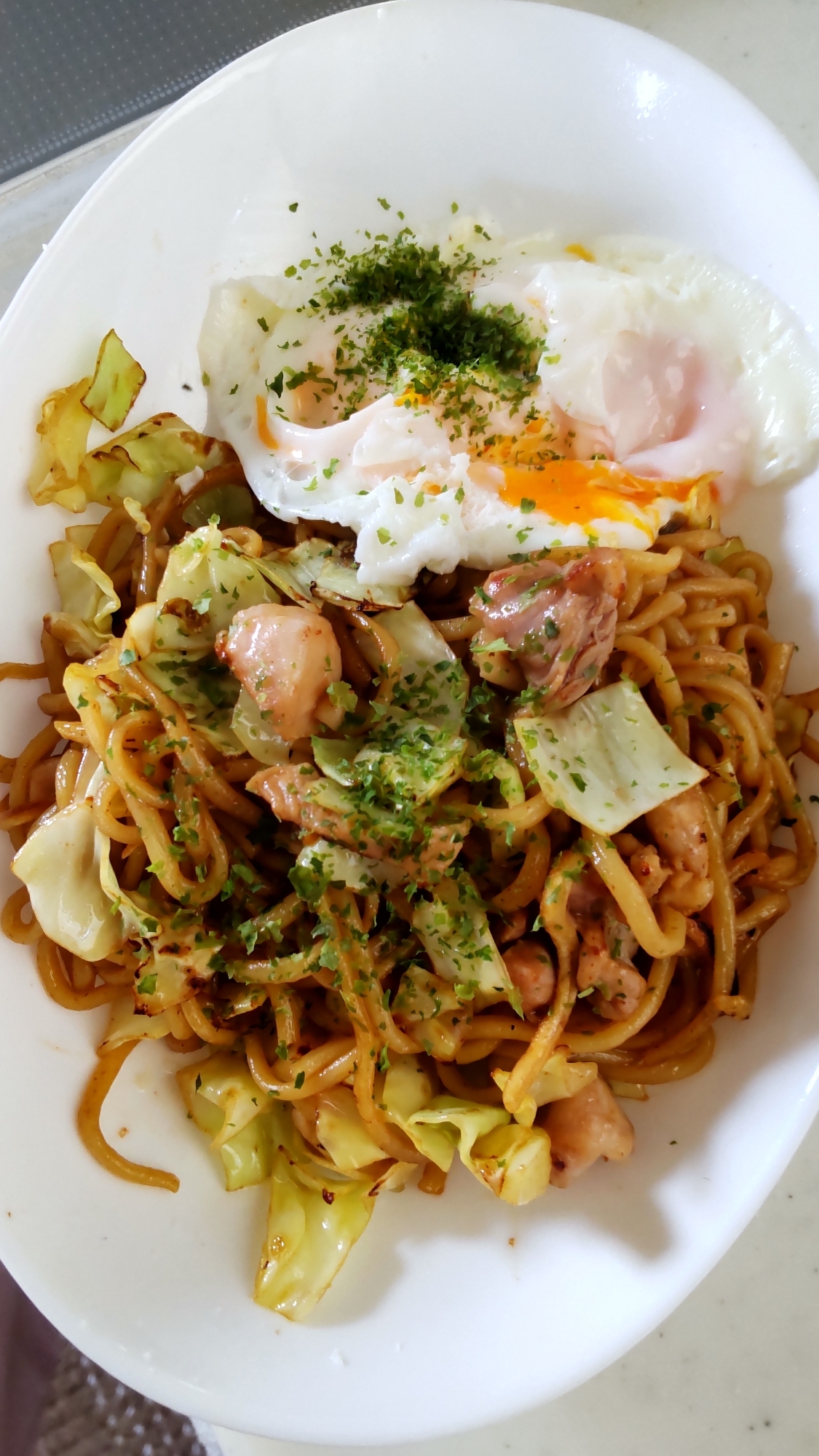 鶏と目玉焼きの焼きそば