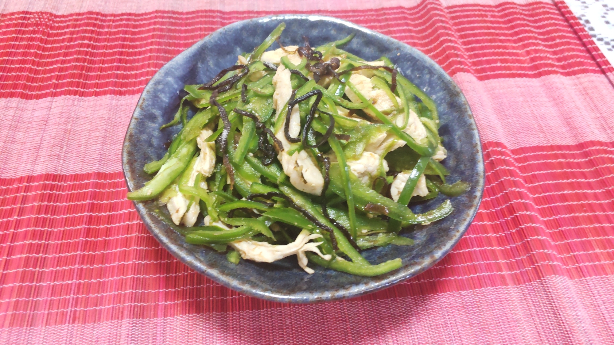 簡単!節約!鶏むね肉とピーマンの塩昆布サラダ〜