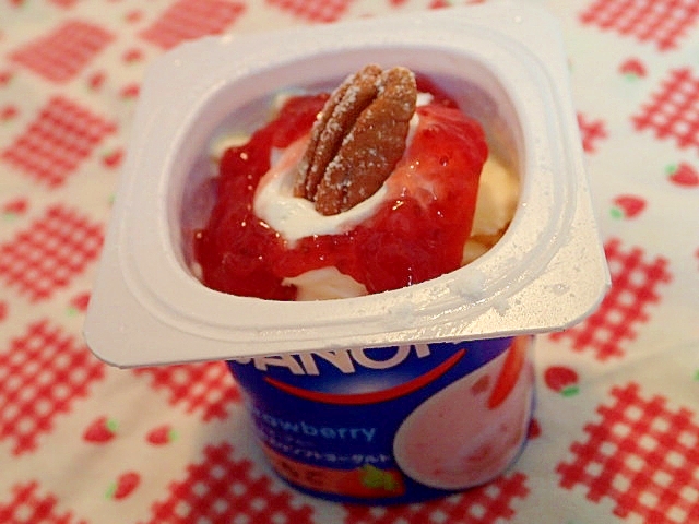 アイスとホイップとピ一カンナッツの苺ヨーグルト