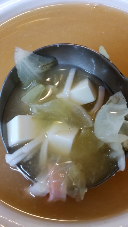 豆腐とキャベツとカニカマの味噌汁