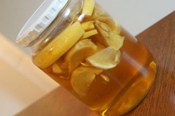 保存瓶に漬けられた文旦酒