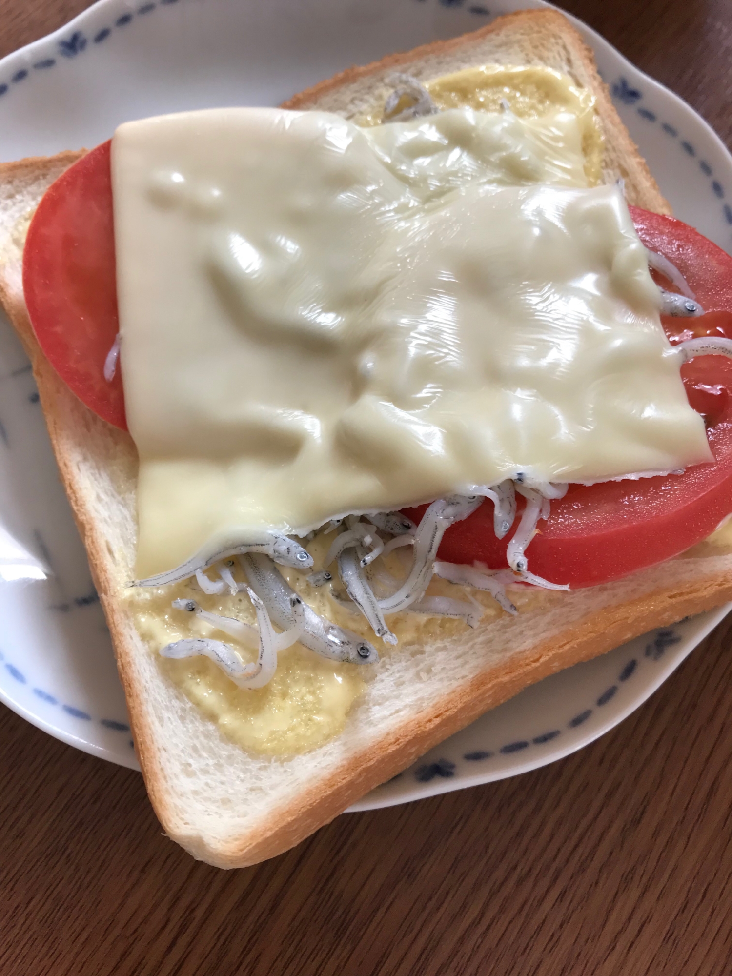 トマトとシラスのチーズトースト