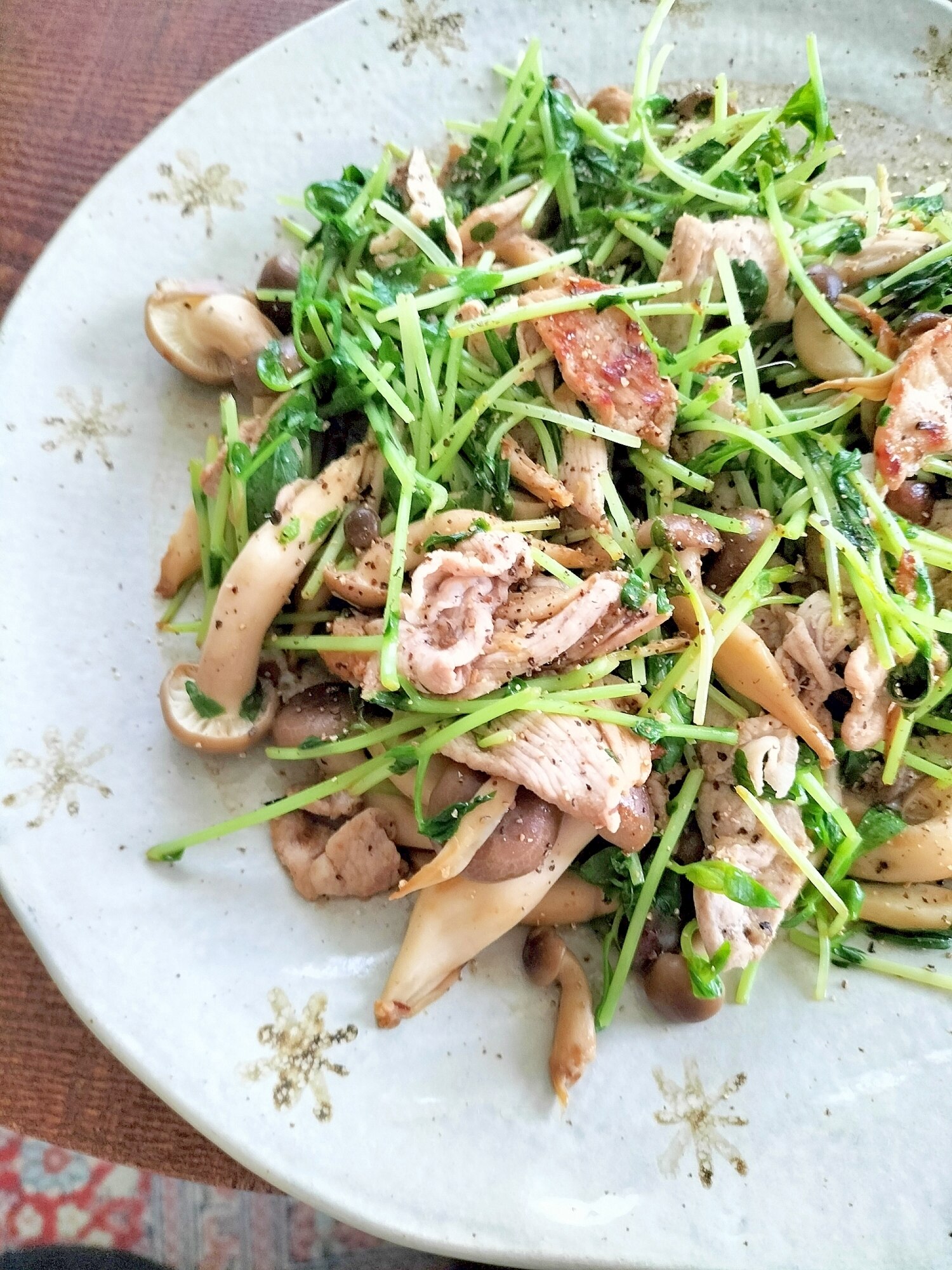 豚こまと豆苗のしめじ炒め♪ レシピ・作り方 by ciciino - 楽天レシピ