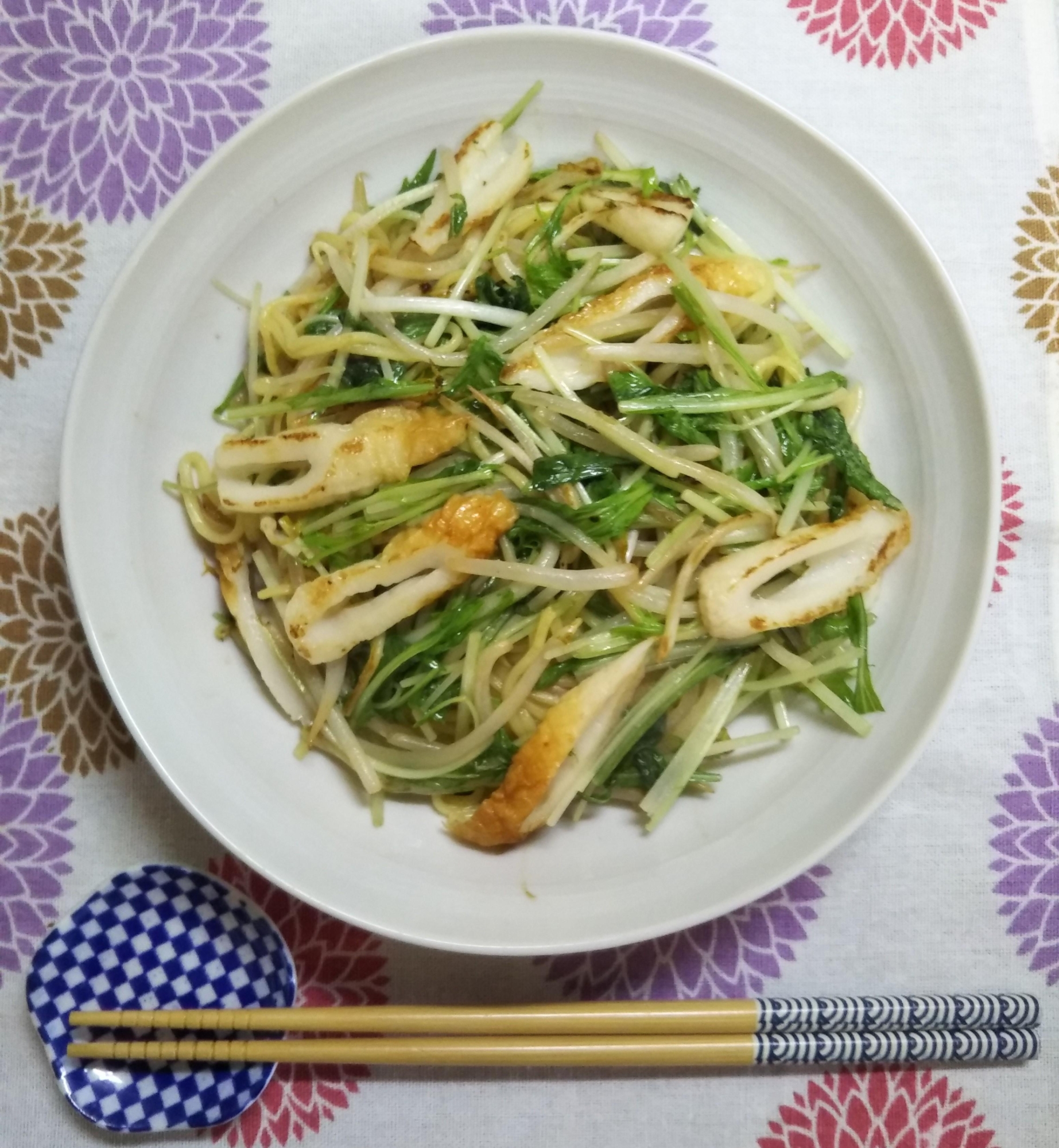 焼きちくわと水菜ともやしの塩焼きそば