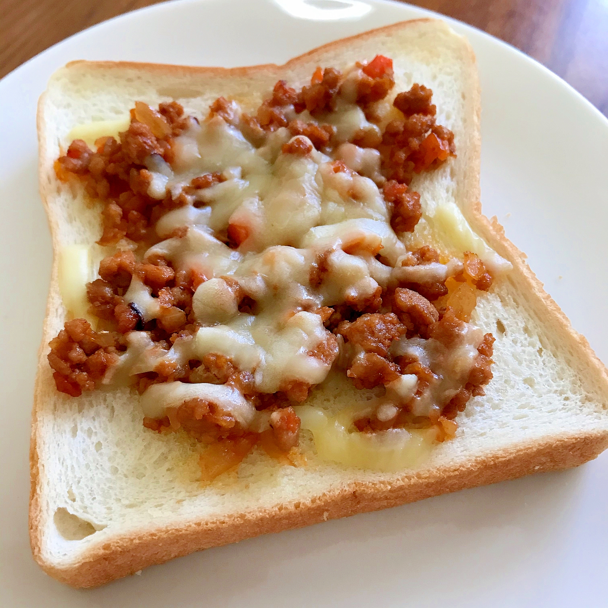 ひき肉ケチャップ炒めとチーズのトースト