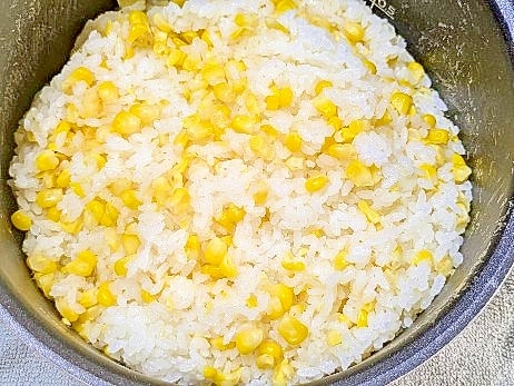 調味料は塩だけ、とうもろこしご飯