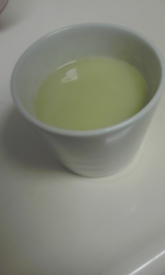 濃いめに入れた緑茶が甘いミルクでちょうど良い味になったし　色もキレイ♪今レポしながら飲んでいるところです♪