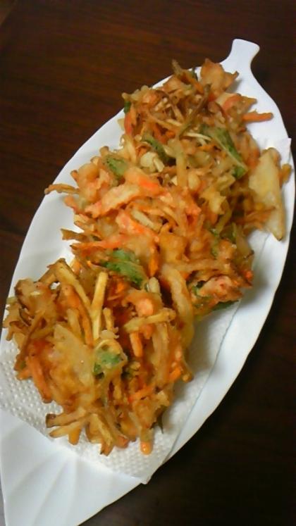 冷蔵庫にある野菜をたっぷりいれてつくりました☆粉を先につける方法は初めてだったのですがサクサクにできておどろきっ！！