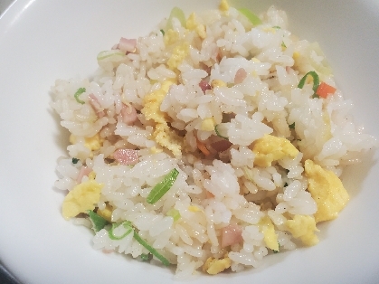 使い切りたい野菜とベーコンで！チャーハン