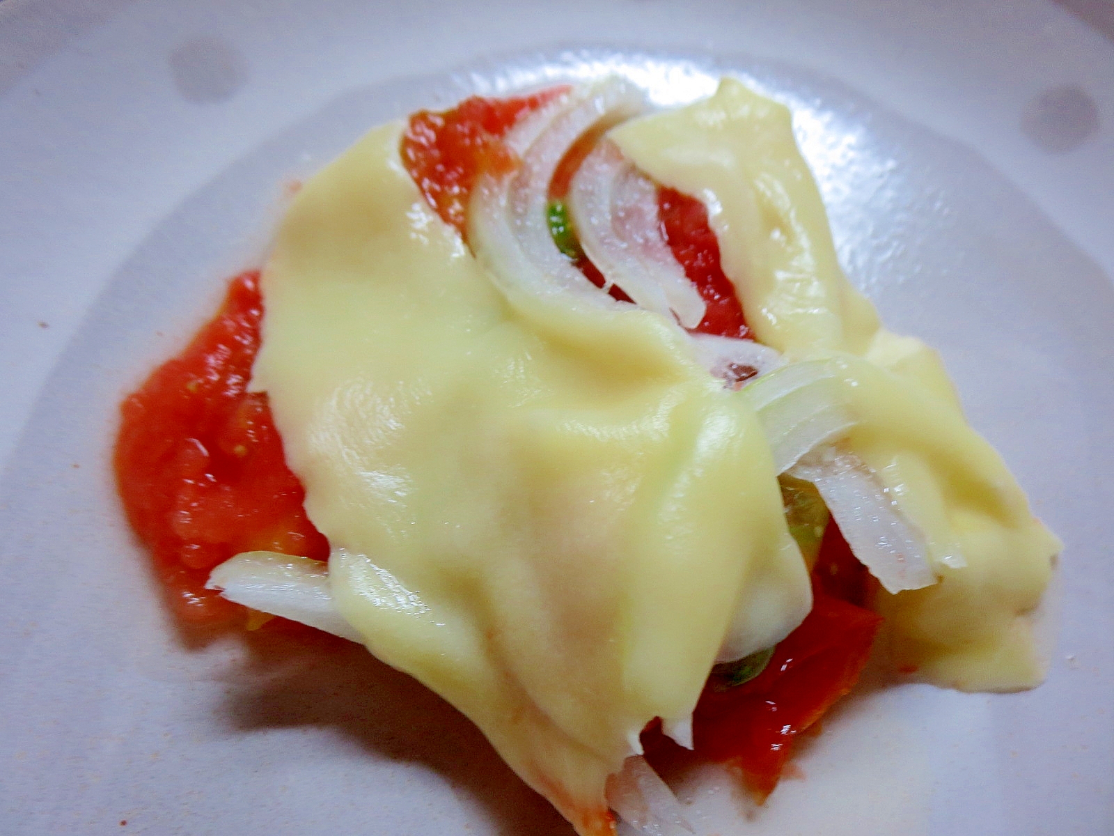 完熟トマトと玉ねぎのチーズ焼き