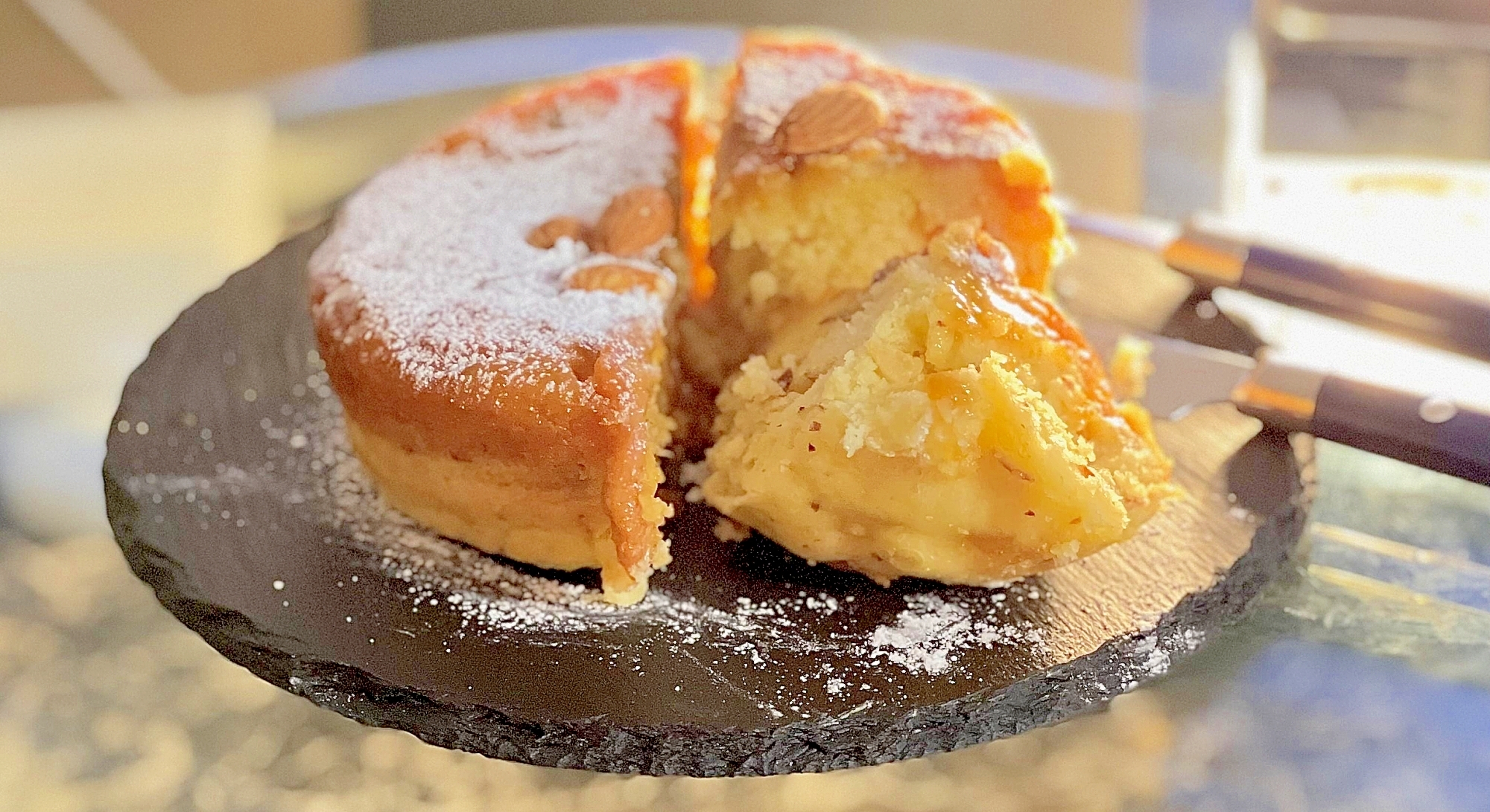 黒いプレートの上にのせたキャラメルバナナケーキ