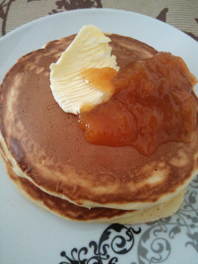 ホットケーキのアプリコットソースかけ